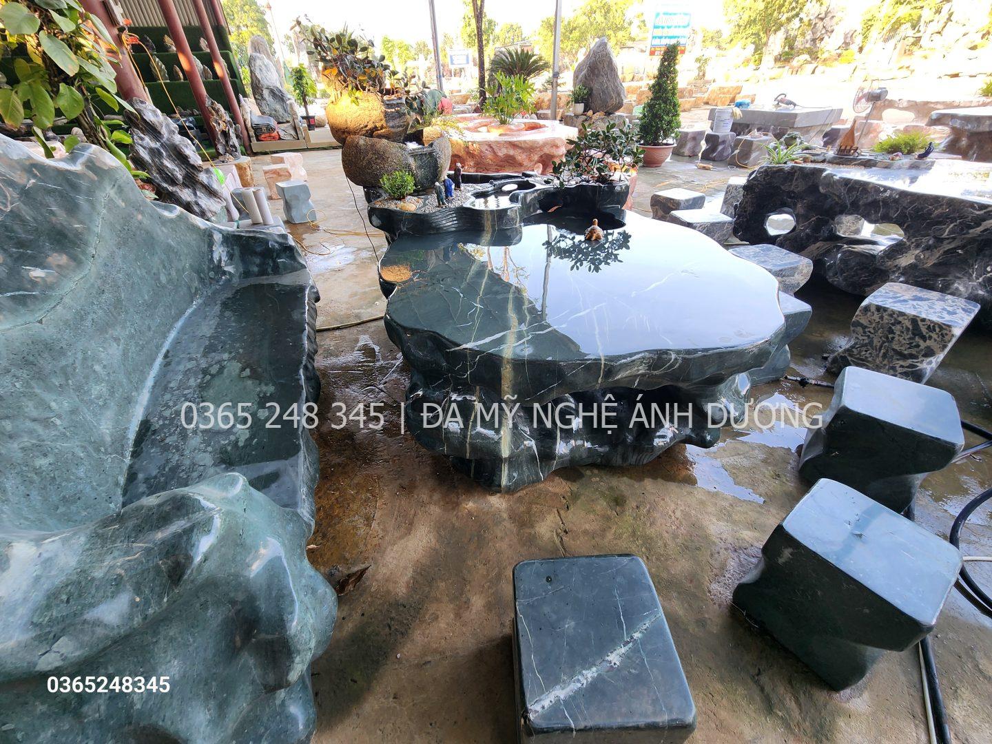 Bàn ghế đá tự nhiên ngoài trời mang nhiều ý nghĩa phong thủy