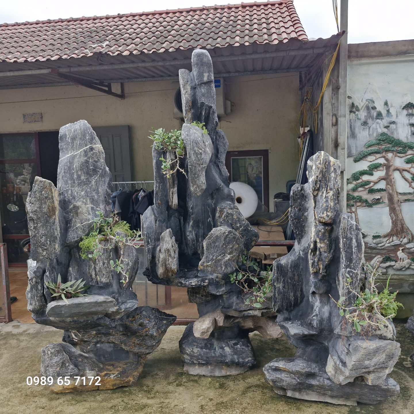 Thiết kế hòn non bộ tam sơn mini tại Hòa Bình bằng đá lũa đen Thiết kế hòn non bộ tam sơn mini tại Hòa Bình bằng đá lũa đen