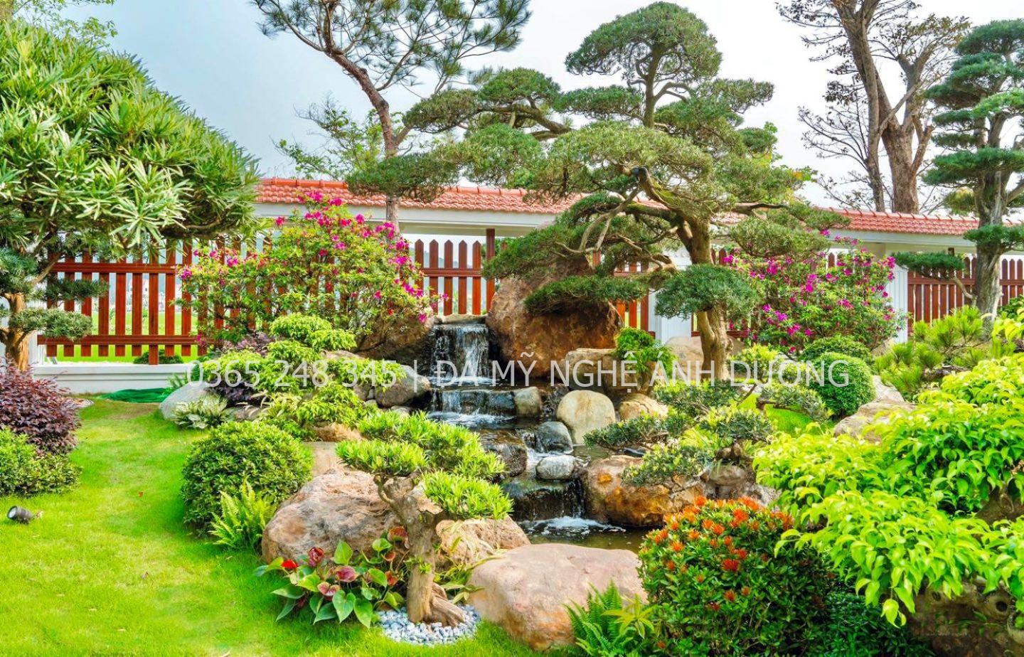 Sân trước nhà với tiểu cảnh nước