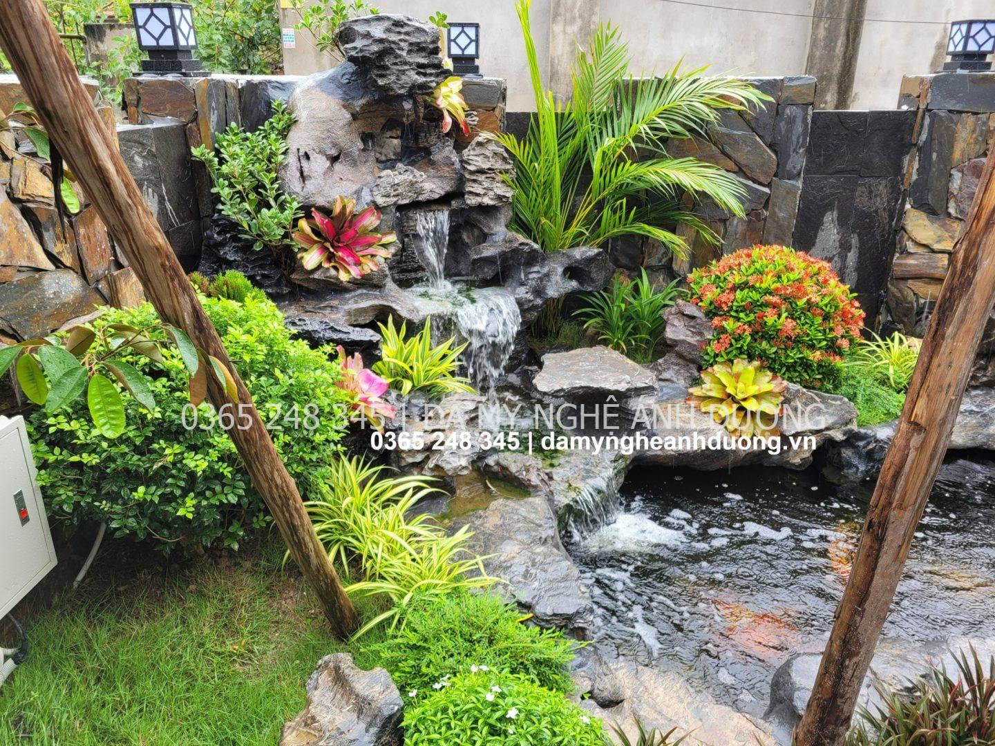 Thác nước bằng đá lũa tự nhiên