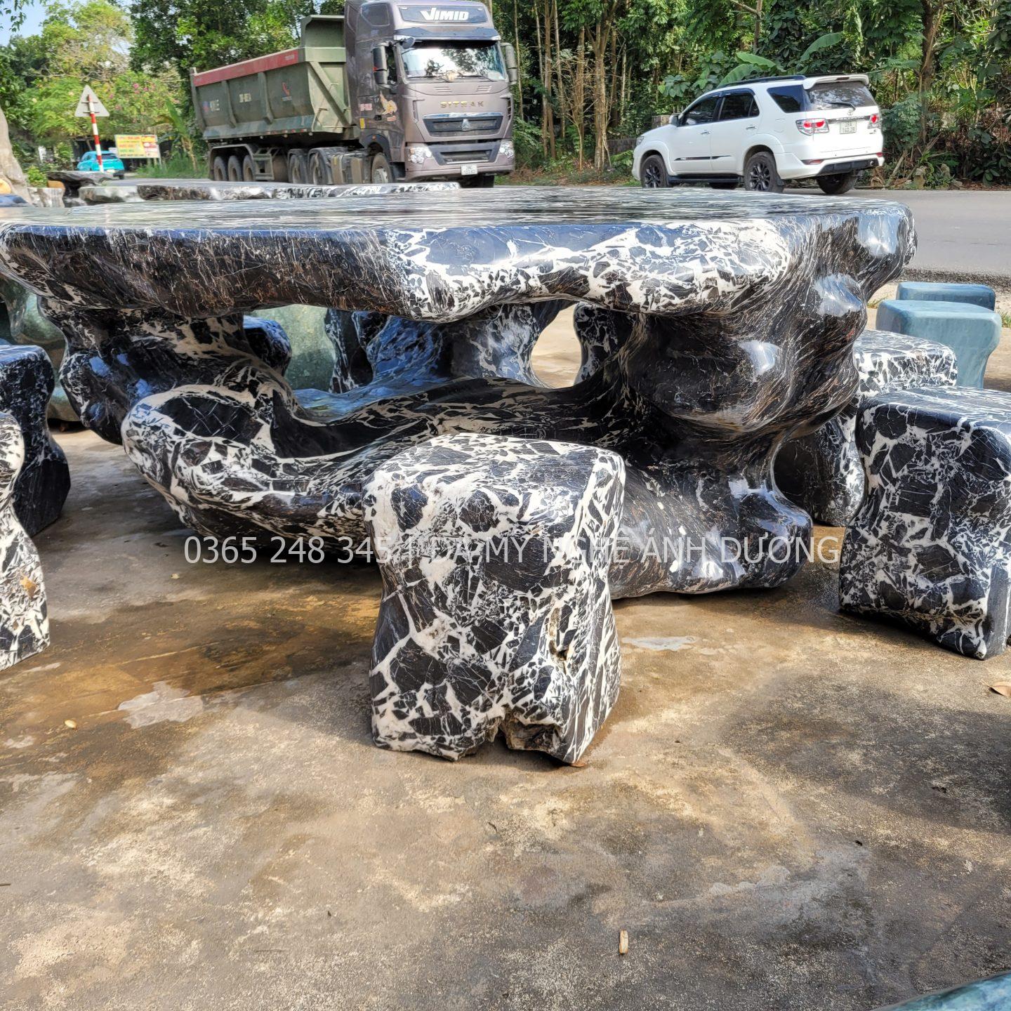 Bàn ghế đá tự nhiên nguyên khối Hải Dương