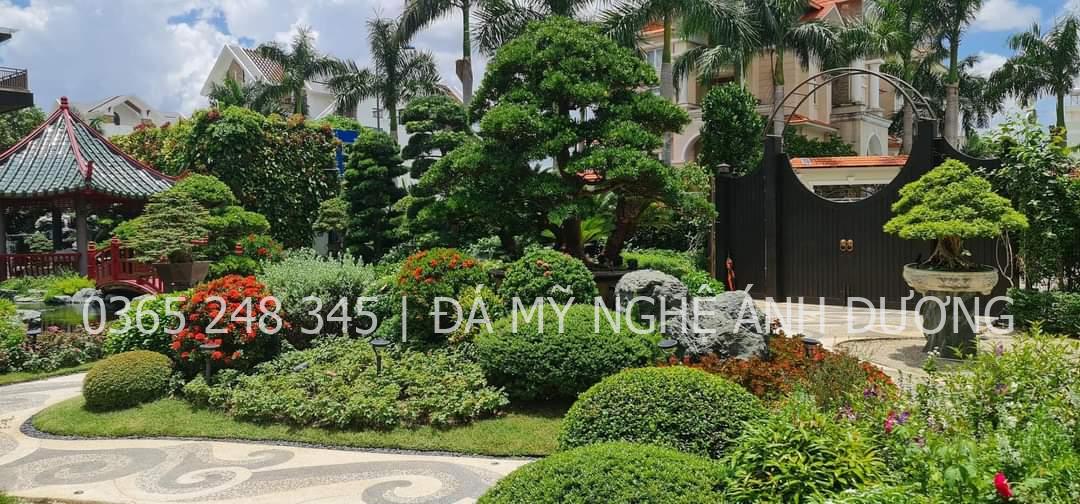 Vườn hoa đẹp trước nhà