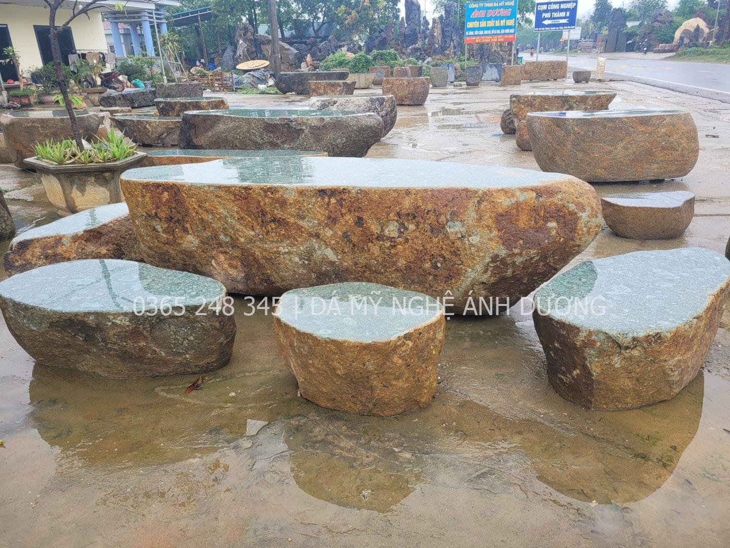 Bàn ghế đá cuội tự nhiên