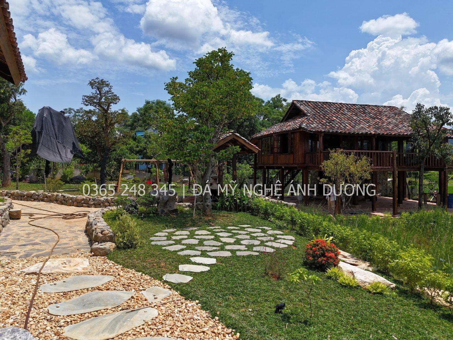 Mẫu homestay sân vườn đẹp với đá bước dạo