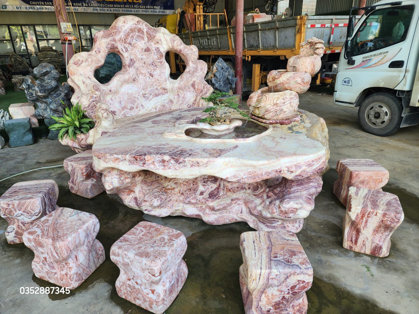 Bàn ghế đá cẩm thạch hồng có thác nước